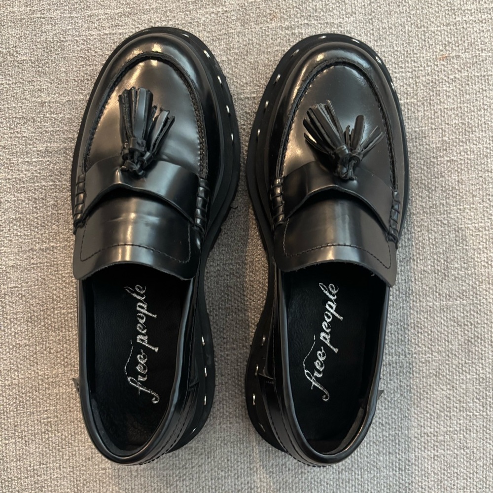 BRAND NEW Free people tassle loafers NEVER WORN size 6